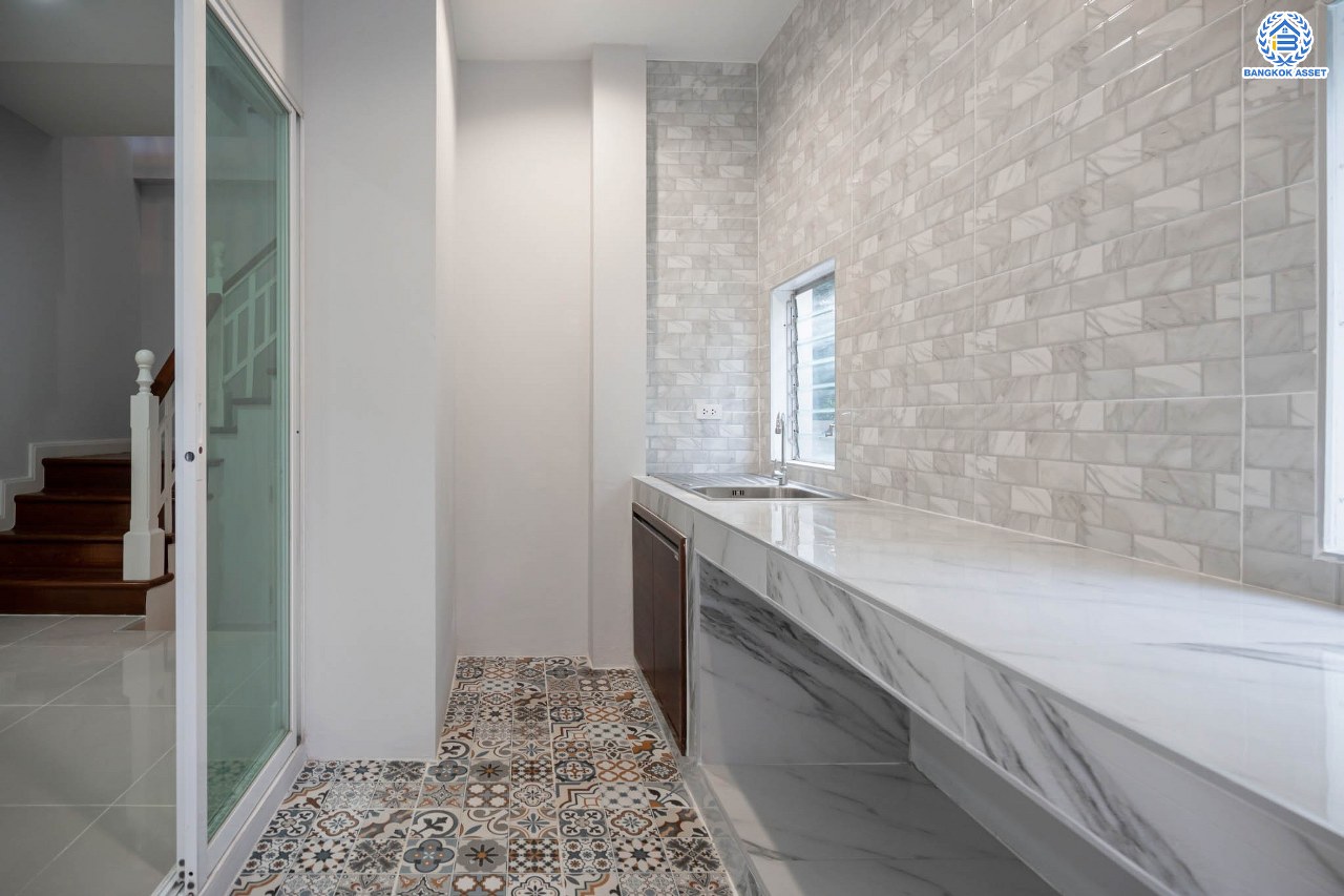 บ้านมือสองตกแต่งใหม่ โครงการ มณีรินทร์พาร์ค รัตนาธิเบศร์-ท่าอิฐ แบรนด์ Property Perfect เนื้อที่ 59.4 ตร.ว. ฟังก์ชัน 3 ห้องนอน 3 ห้องน้ำ จอดรถได้ 2 คัน บนทำเลศักยภาพ เชื่อมต่อทั้ง ถนนรัตนาธิเบศร์ และถนนราชพฤกษ์ ใจกลาง 2 เซ็นทรัลฯ ใกล้ทางด่วน "งามวงศ์วาน" และรถไฟฟ้า "สถานีบางรักน้อยท่าอิฐ"...